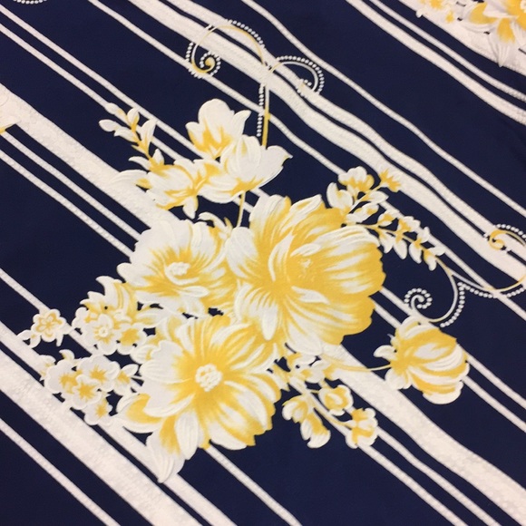 FREE NWT Top 🌼 Floral Summer - Picture 2 of 5